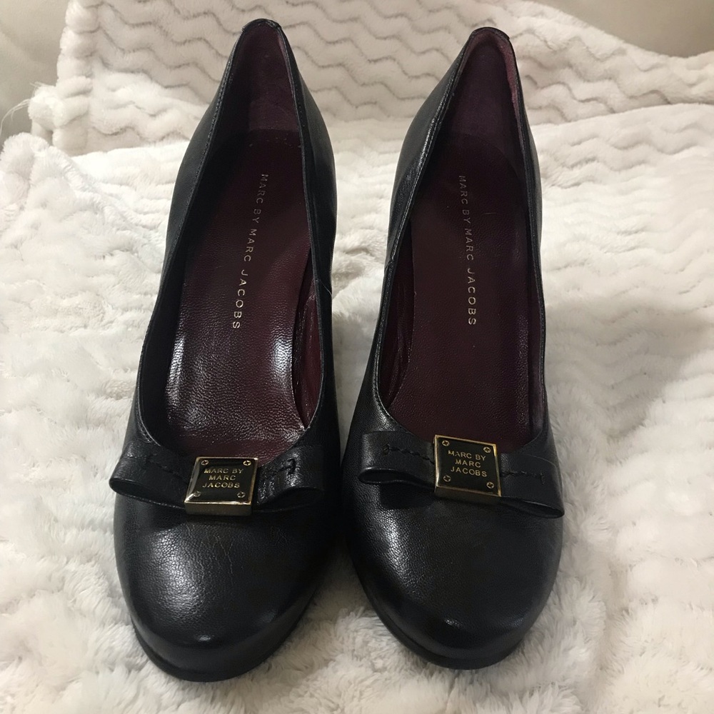 Marc by Marc Jacobs Logo-Bow Black Leather Pump